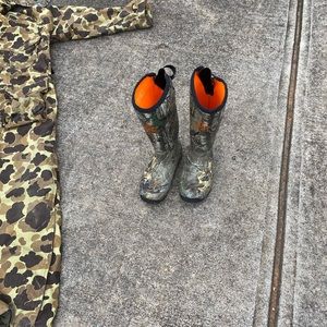 Hunters jumper Xl with men’s size 7 boots.